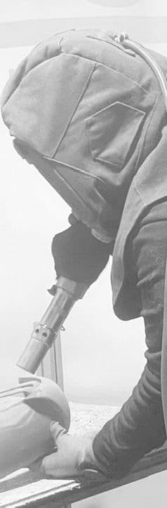 Artisan en plein décapage